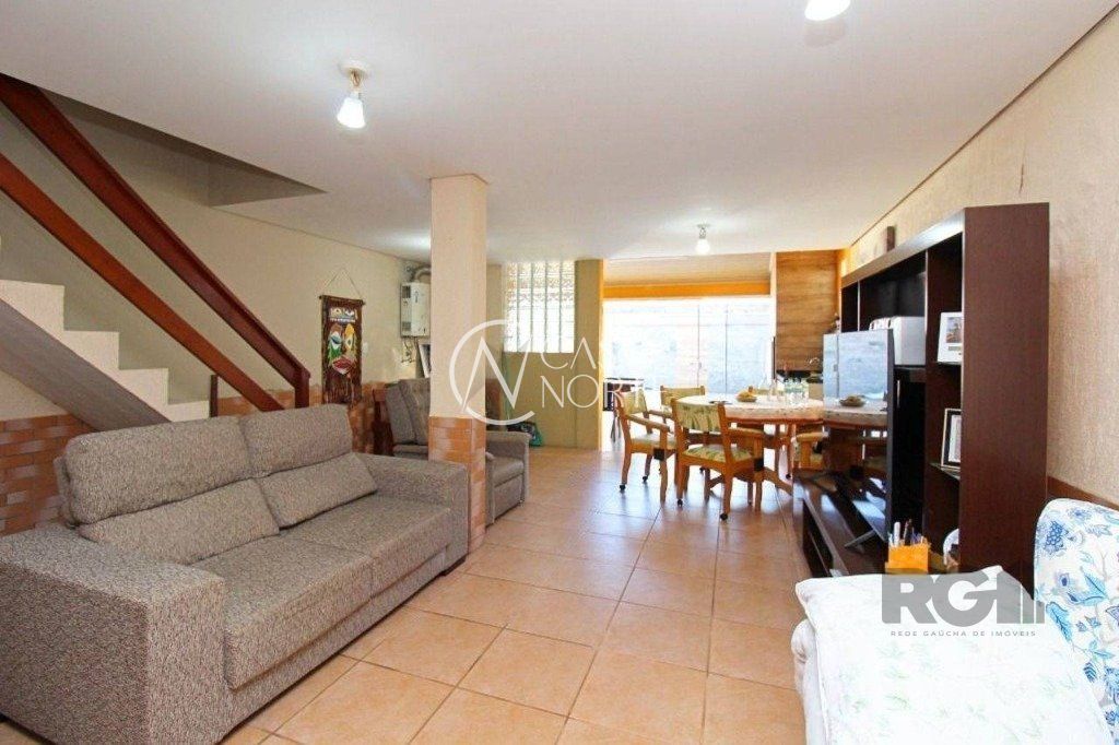 Casa à venda com 3 quartos, 136m², 1 suíte, 2 vagas, Rua Doutora Noemi Valle Rocha no bairro Serraria em Porto Alegre