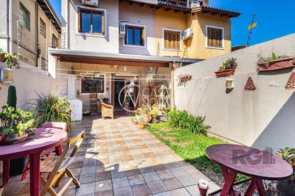 Casa à venda com 3 quartos, 186m², 2 suítes, 2 vagas, Rua Stephan Zweig no bairro Cavalhada em Porto Alegre