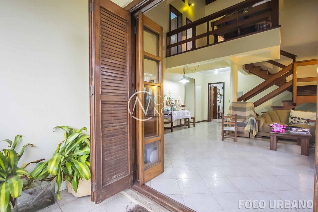 Casa à venda com 3 quartos, 266m², 2 suítes, 4 vagas, Rua José Grimberg no bairro Parque Santa Fé em Porto Alegre