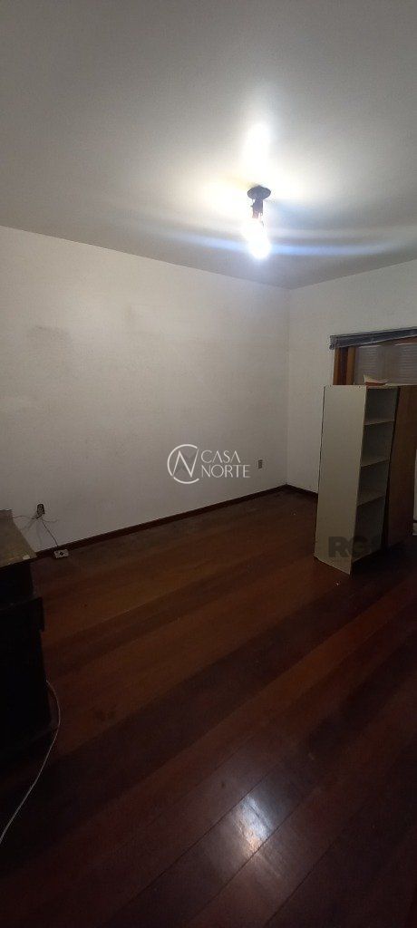 Casa à venda com 3 quartos, 300m², 2 vagas, Rua Imeram Teixeira Cabeleira no bairro Ipanema em Porto Alegre