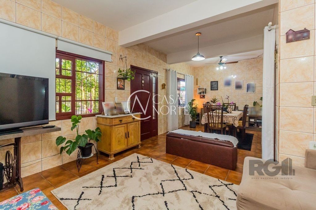 Casa à venda com 4 quartos, 215m², 4 vagas, Rua Doutor Marino Abrahão no bairro Passo das Pedras em Porto Alegre