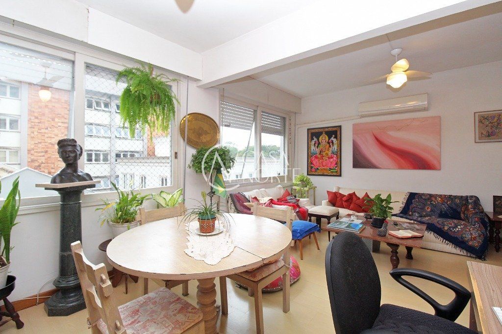 Apartamento à venda com 2 quartos, 84m², 1 suíte, 1 vaga, Rua Comendador Caminha no bairro Moinhos de Vento em Porto Alegre