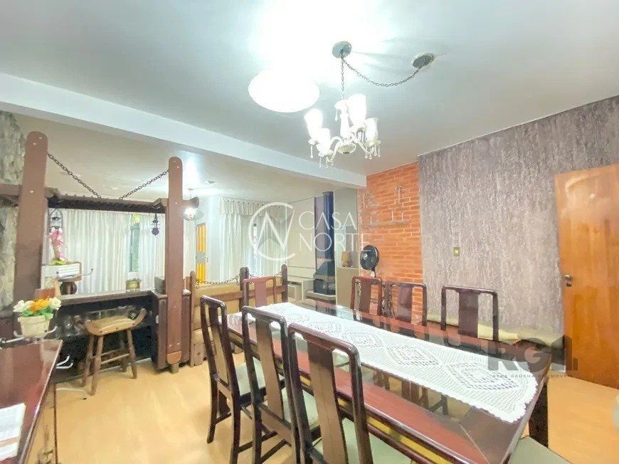 Casa à venda com 2 quartos, 127m², 2 vagas, Rua Francisco Pinto da Fontoura no bairro Sarandi em Porto Alegre