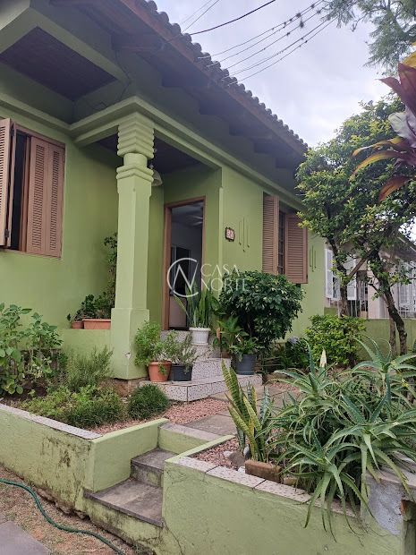 Casa à venda com 3 quartos, 120m², 1 suíte, 3 vagas, Rua Pindorama no bairro Teresópolis em Porto Alegre