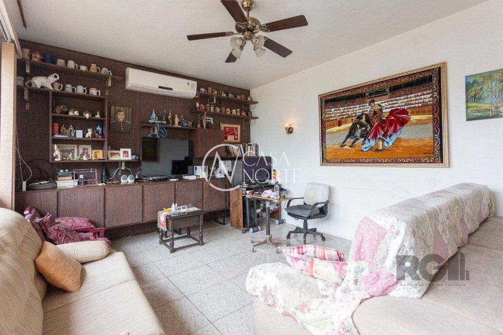 Casa à venda com 4 quartos, 244m², 3 vagas, Rua Esteio no bairro Cavalhada em Porto Alegre