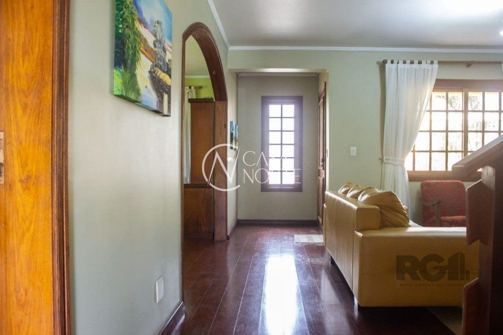 Casa à venda com 4 quartos, 298m², 1 suíte, 3 vagas, Rua Lola de Oliveira no bairro Parque Santa Fé em Porto Alegre
