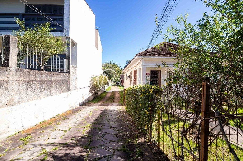 Casa à venda com 6 quartos, 393m², 4 vagas, Avenida Rodrigues da Fonseca no bairro Vila Nova em Porto Alegre