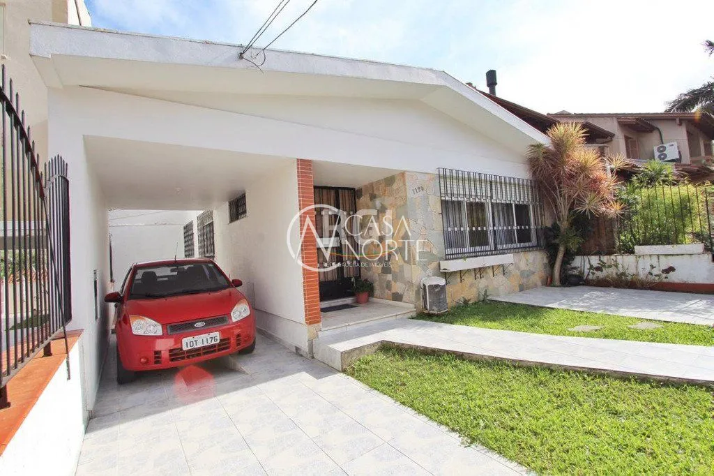 Casa à venda com 4 quartos, 247m², 1 suíte, 2 vagas, Rua Cangussu no bairro Nonoai em Porto Alegre