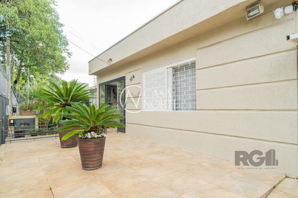 Casa à venda com 3 quartos, 200m², 2 suítes, 2 vagas, Travessa Miguel Pereira no bairro Medianeira em Porto Alegre