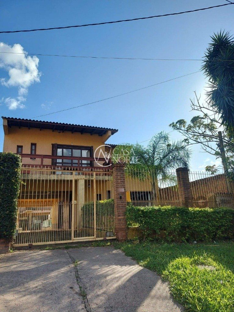 Casa à venda com 3 quartos, 295m², 1 suíte, 4 vagas, Rua Agulhas Negras no bairro Coronel Aparício Borges em Porto Alegre