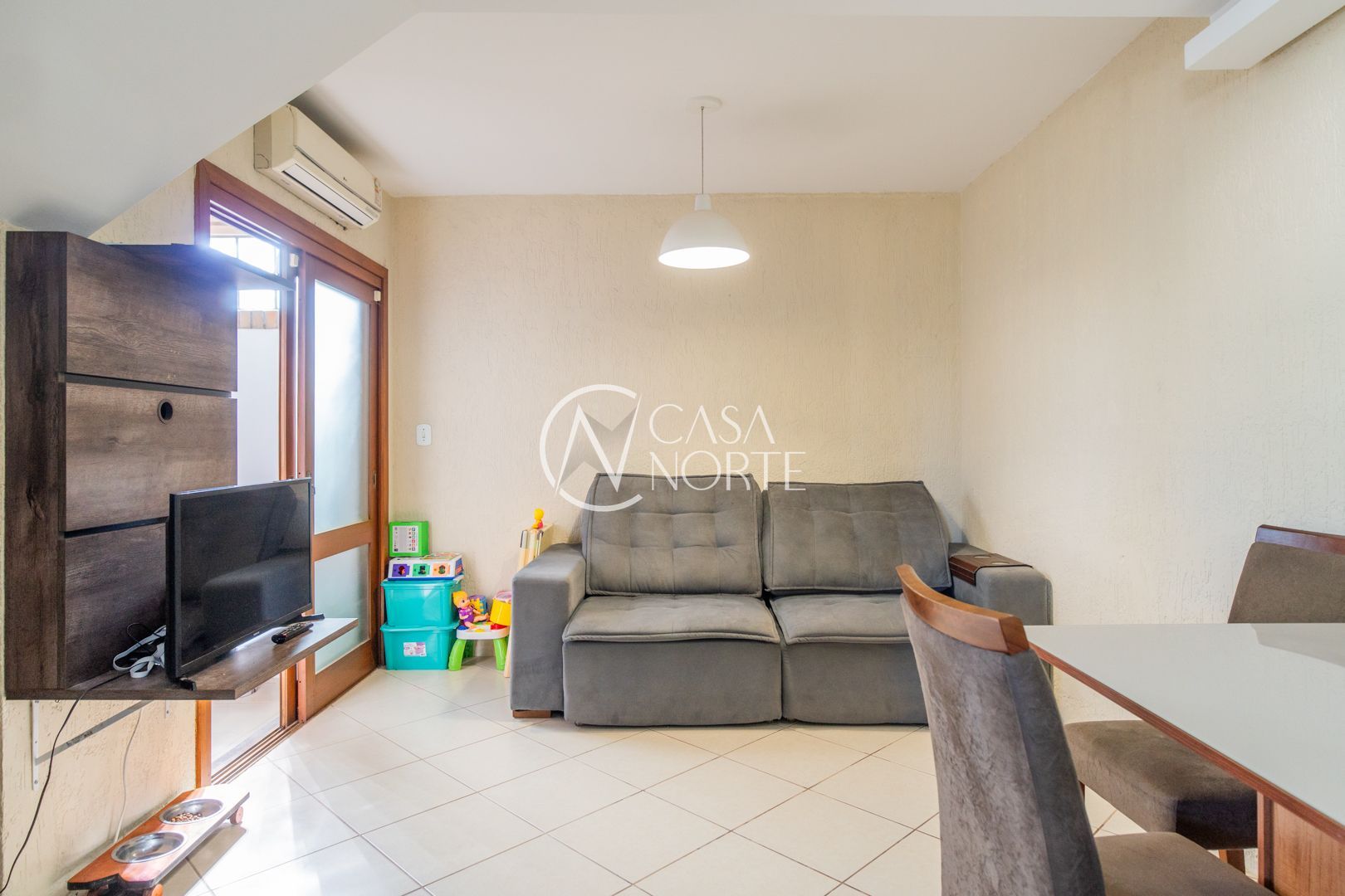 Casa de Condomínio à venda com 2 quartos, 105m², 1 suíte, 1 vaga, Avenida Guarujá no bairro Guarujá em Porto Alegre