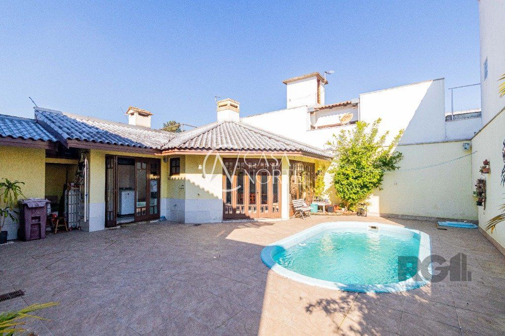 Casa à venda com 4 quartos, 304m², 2 suítes, 3 vagas, Travessa Porto Príncipe no bairro Jardim Lindóia em Porto Alegre