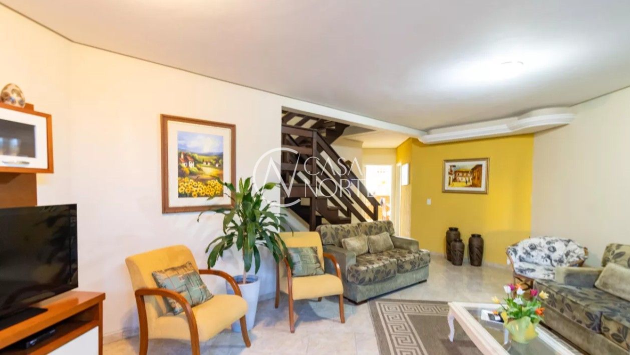 Casa à venda com 3 quartos, 235m², 1 suíte, 5 vagas, Rua Frederico Etzberger no bairro Nonoai em Porto Alegre