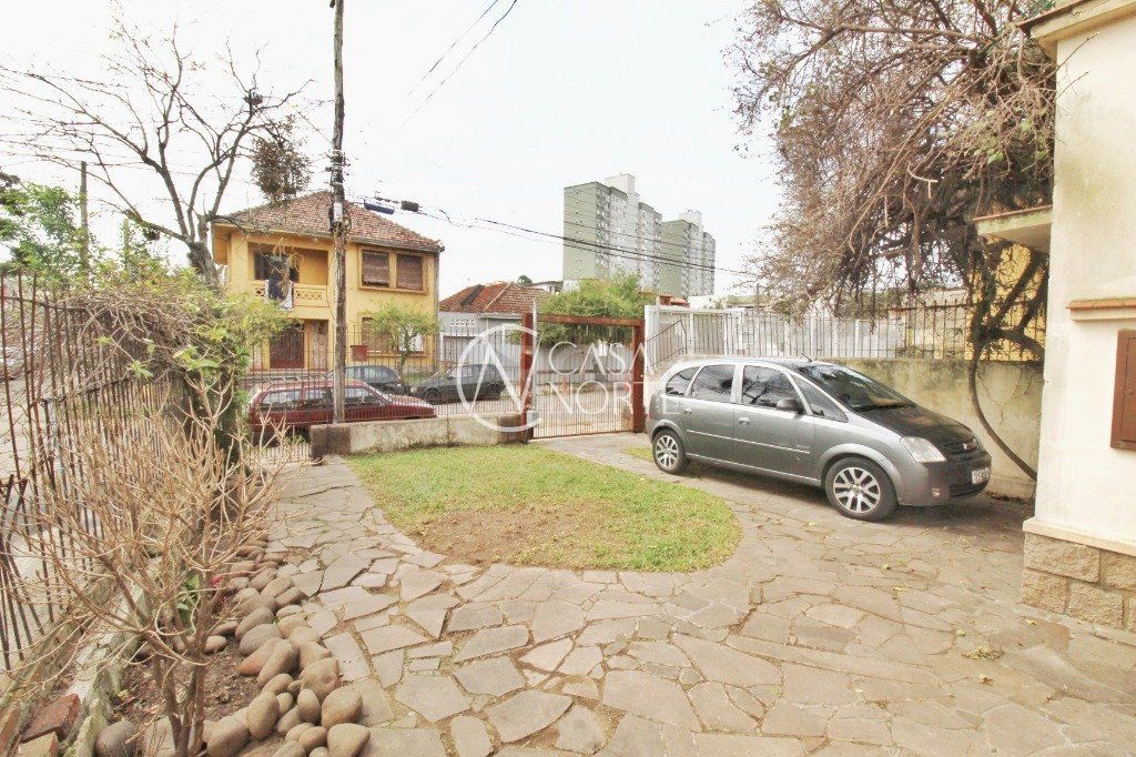 Casa à venda com 4 quartos, 250m², 3 vagas, Rua Nossa Senhora das Gracas no bairro Glória em Porto Alegre