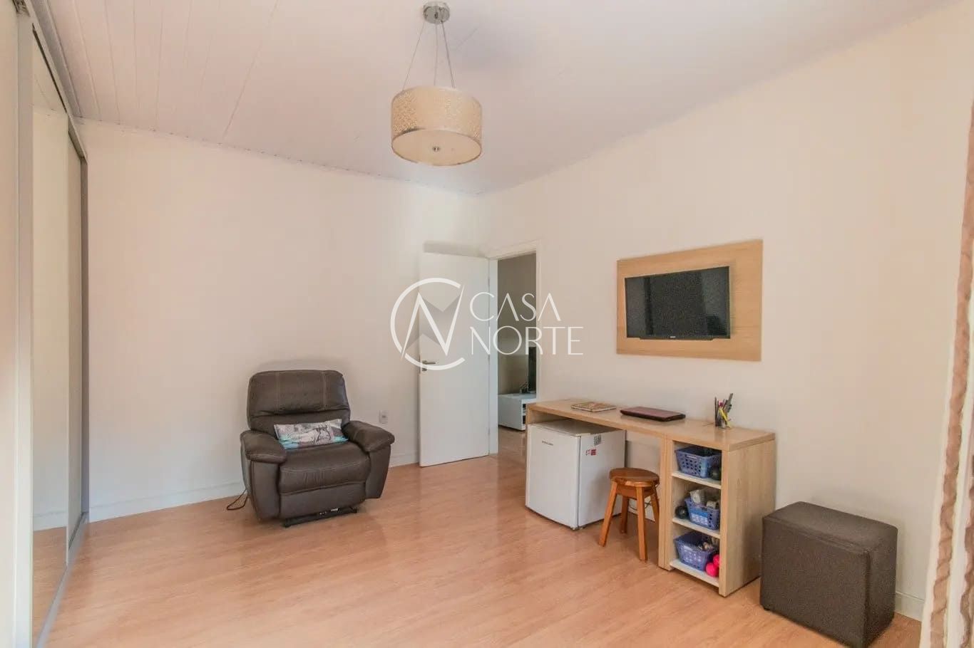 Casa à venda com 3 quartos, 90m², 2 vagas, Rua Oscar Schneider no bairro Medianeira em Porto Alegre