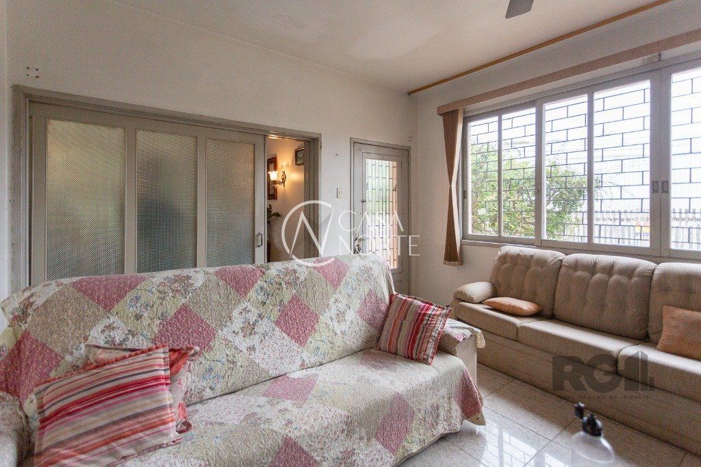 Casa à venda com 4 quartos, 244m², 3 vagas, Rua Esteio no bairro Cavalhada em Porto Alegre