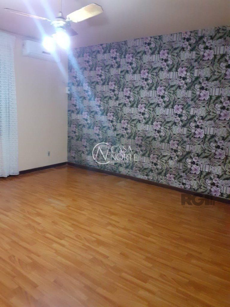 Casa à venda com 3 quartos, 205m², 1 suíte, 5 vagas, Avenida Teresina no bairro Medianeira em Porto Alegre