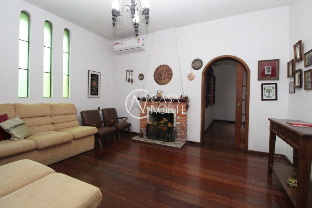 Casa à venda com 6 quartos, 406m², 6 suítes, 2 vagas, Praça Lima Duarte no bairro Chácara das Pedras em Porto Alegre