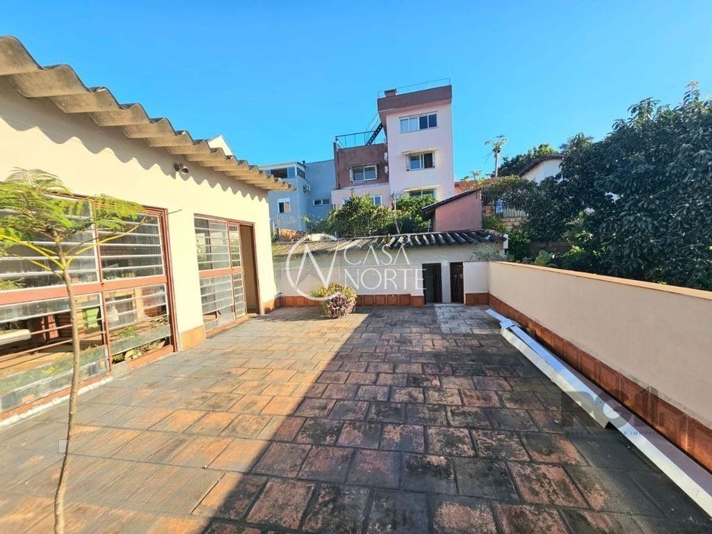 Casa à venda com 4 quartos, 246m², 1 suíte, 2 vagas, Rua Teófilo Otoni no bairro Partenon em Porto Alegre