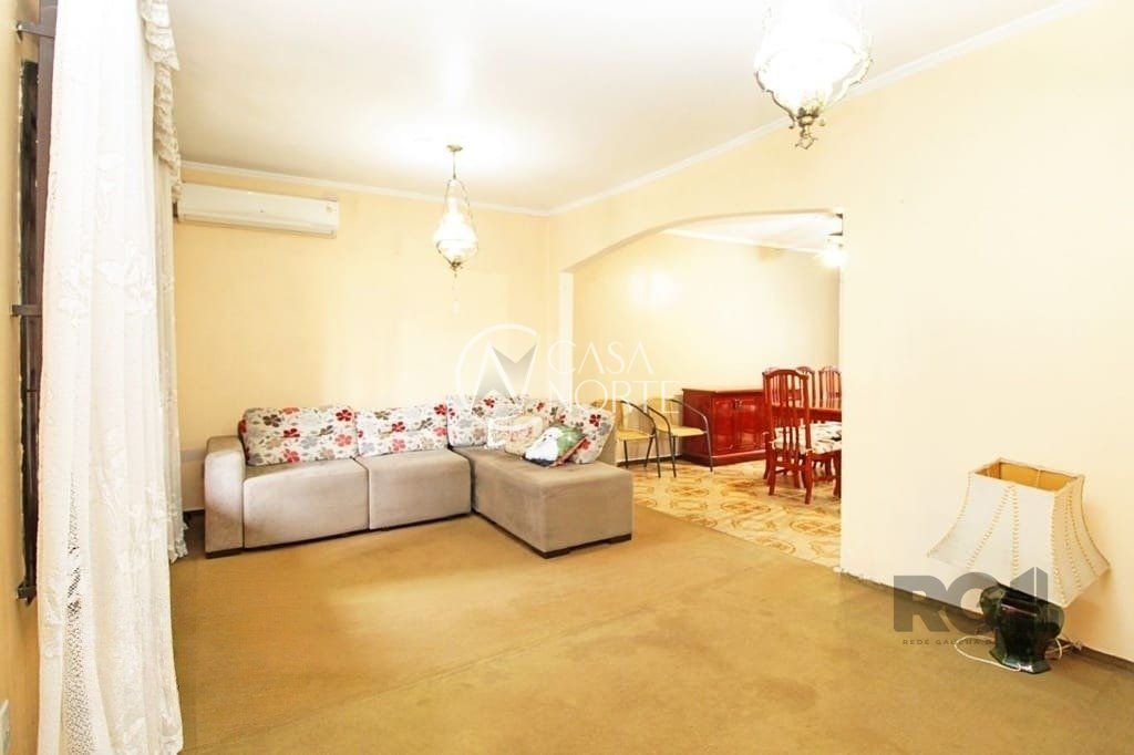 Casa à venda com 3 quartos, 154m², 2 vagas, Rua Umbu no bairro Passo da Areia em Porto Alegre