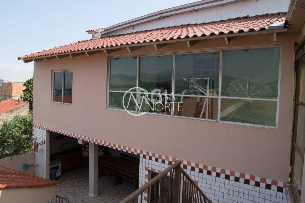 Casa à venda com 5 quartos, 900m², 2 suítes, 5 vagas, Rua Angelo Passuelo no bairro Vila Nova em Porto Alegre