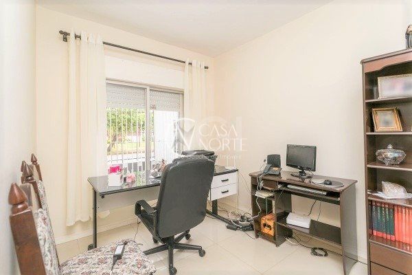 Casa à venda com 4 quartos, 238m², 1 suíte, 2 vagas, Rua Gregorio da Fonseca no bairro Nonoai em Porto Alegre