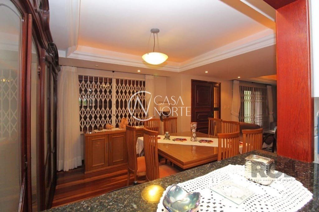 Casa à venda com 3 quartos, 275m², 1 suíte, 3 vagas, Rua Coronel Tisiano F. de Leoni no bairro Coronel Aparício Borges em Porto Alegre