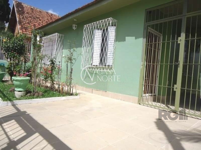 Casa à venda com 3 quartos, 150m², 4 vagas, Rua Doutor Francisco de Sa Brito no bairro Partenon em Porto Alegre