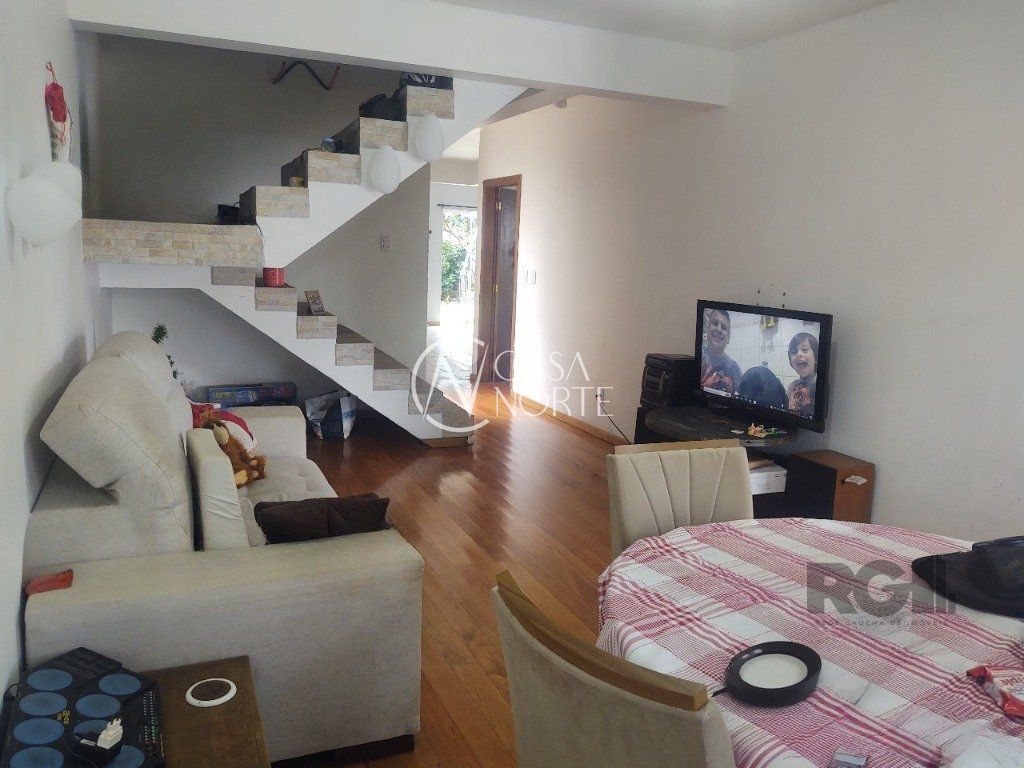 Casa à venda com 2 quartos, 119m², 1 suíte, 4 vagas, Travessa Chateaubriand no bairro Passo das Pedras em Porto Alegre