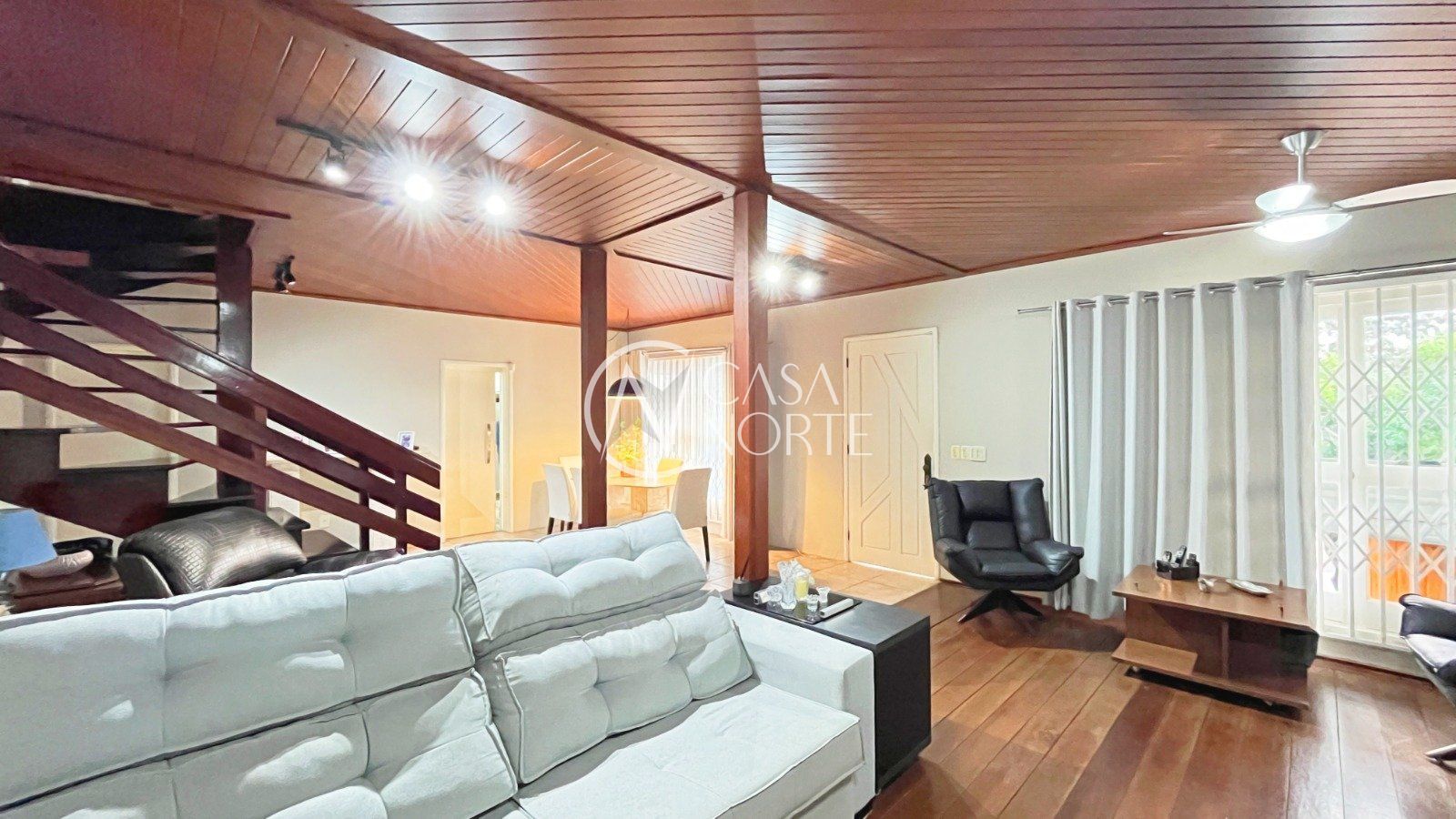 Casa à venda com 4 quartos, 359m², 1 suíte, 4 vagas, Rua Marquês do Maricá no bairro Vila Nova em Porto Alegre