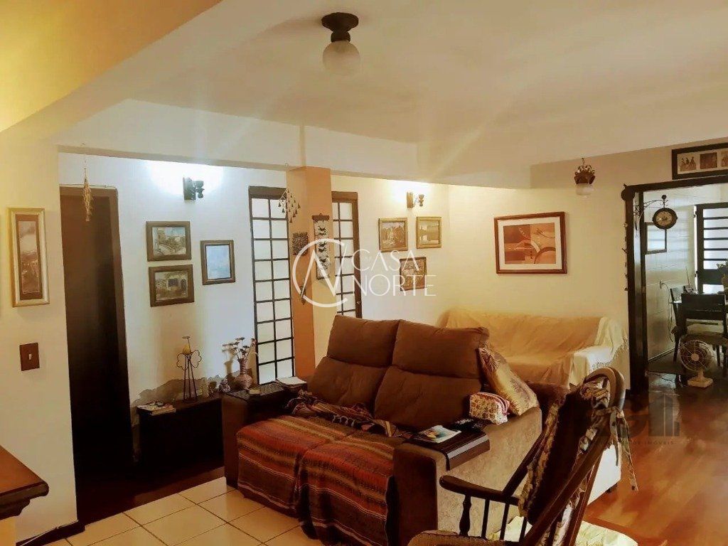 Casa à venda com 3 quartos, 340m², 1 suíte, Rua Doutor Mário Totta no bairro Tristeza em Porto Alegre
