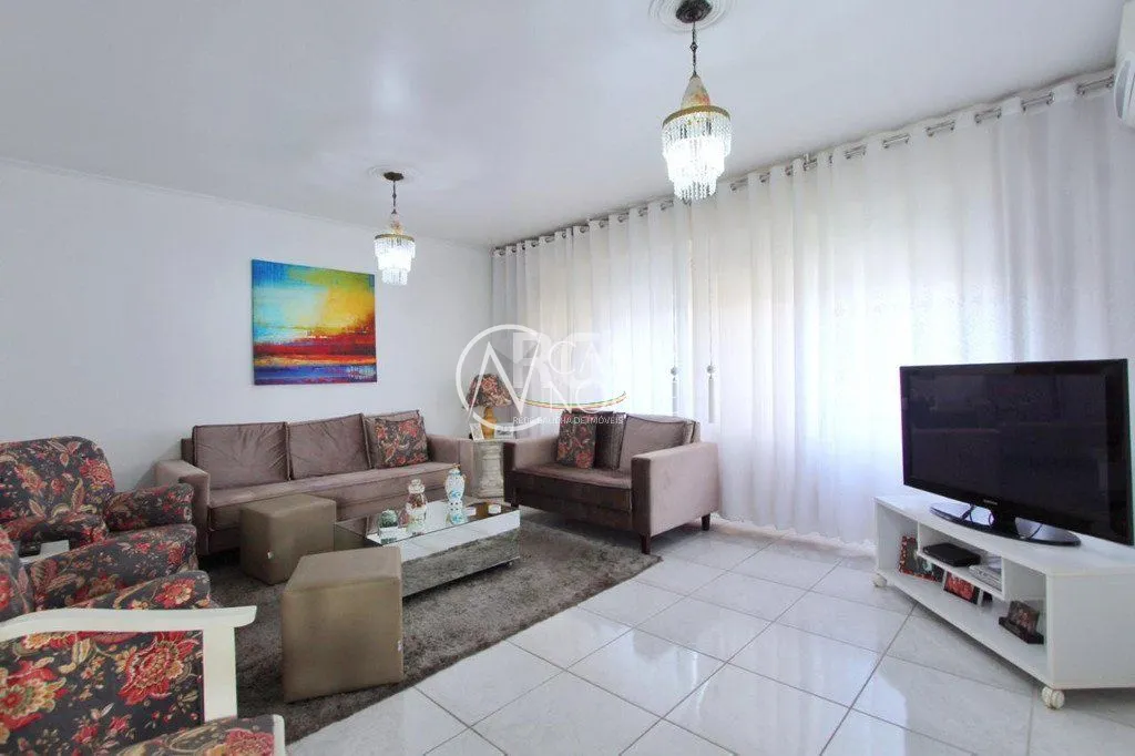Casa à venda com 4 quartos, 247m², 1 suíte, 2 vagas, Rua Cangussu no bairro Nonoai em Porto Alegre