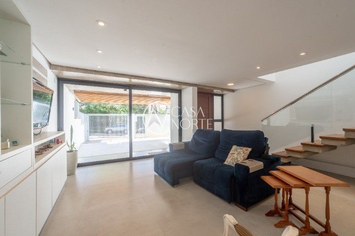 Casa à venda com 3 quartos, 168m², 3 suítes, 2 vagas, Rua Professor Carlos de Paula Couto no bairro Jardim Isabel em Porto Alegre