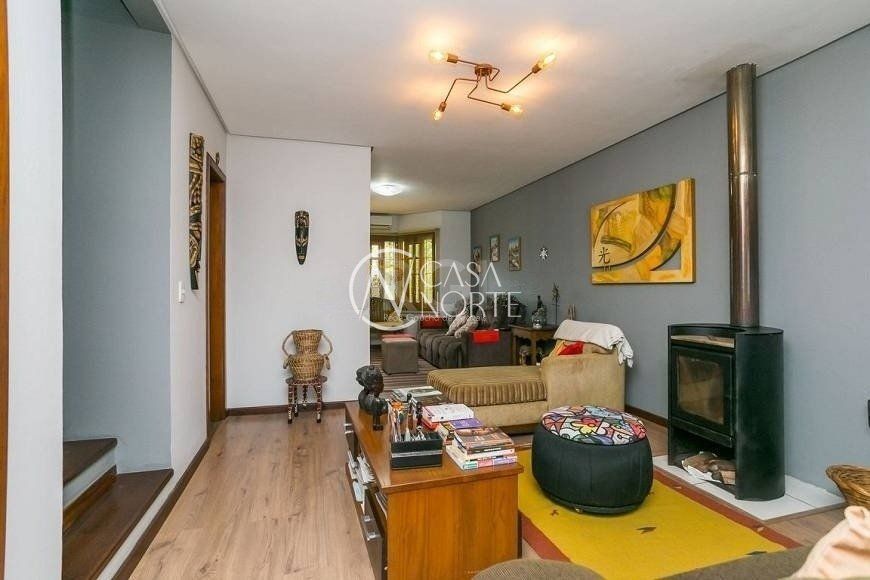 Casa à venda com 3 quartos, 147m², 1 suíte, 3 vagas, Rua Criciuma no bairro Guarujá em Porto Alegre