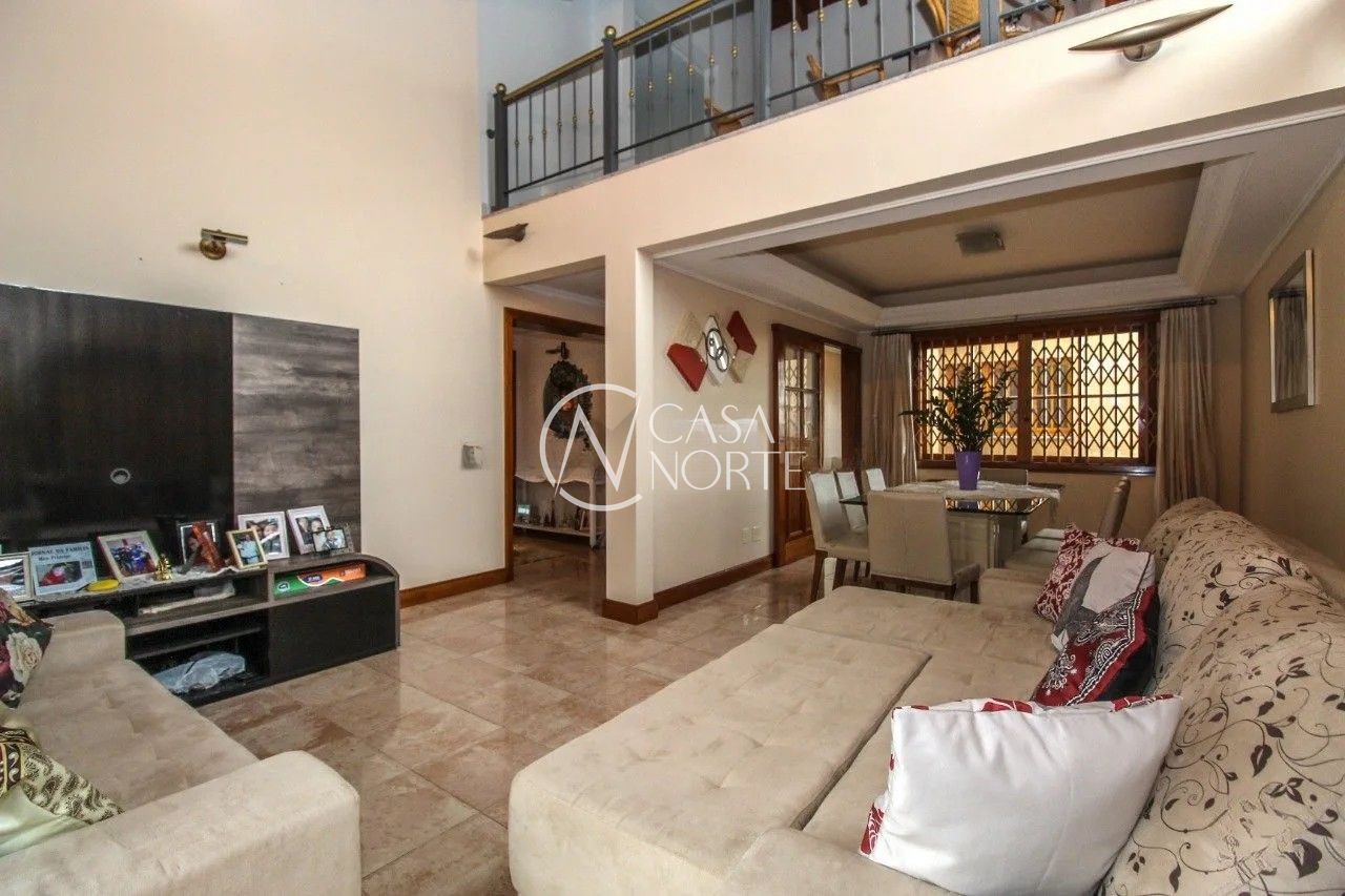 Casa à venda com 3 quartos, 612m², 3 suítes, 8 vagas, Travessa Miguel Pereira no bairro Medianeira em Porto Alegre