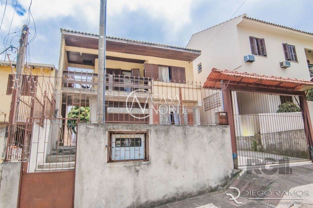 Casa à venda com 4 quartos, 200m², 3 vagas, Rua Santiago Dantas no bairro Cascata em Porto Alegre