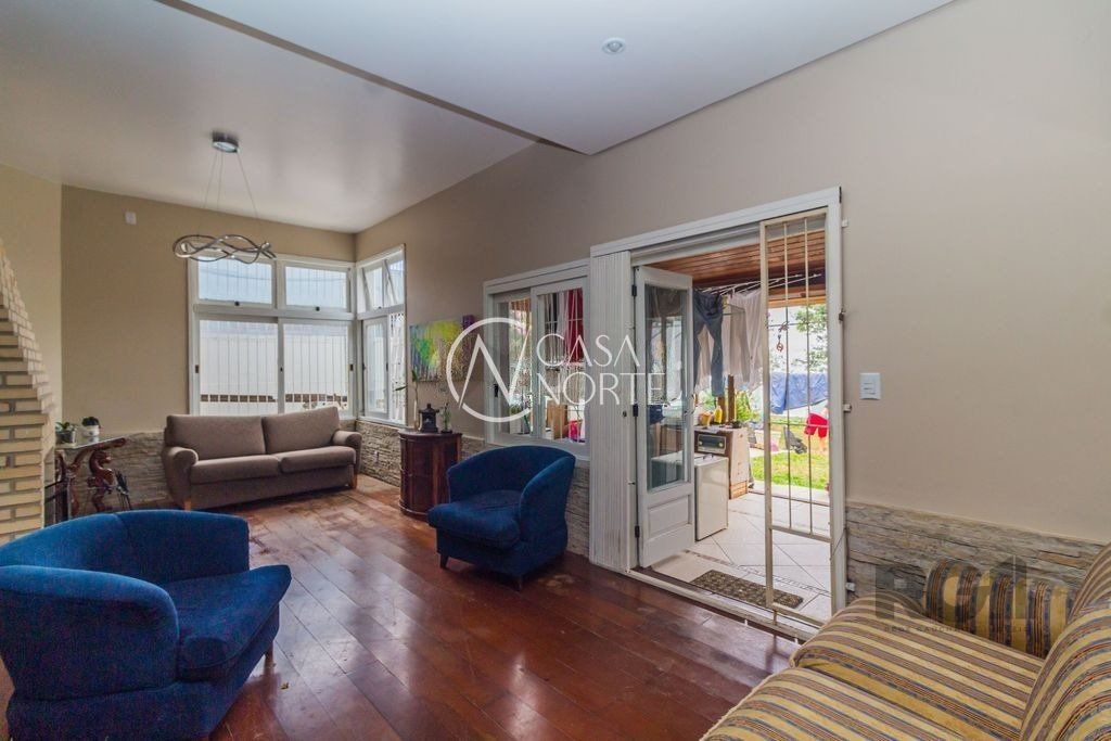 Casa à venda com 3 quartos, 230m², 1 suíte, 3 vagas, Rua Márcio Dias no bairro Nonoai em Porto Alegre