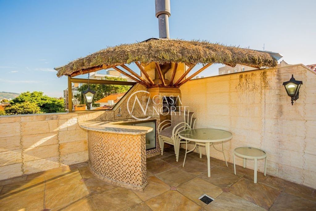 Casa à venda com 4 quartos, 375m², 1 suíte, 6 vagas, Rua Doutor Derly Monteiro no bairro Jardim Itu em Porto Alegre