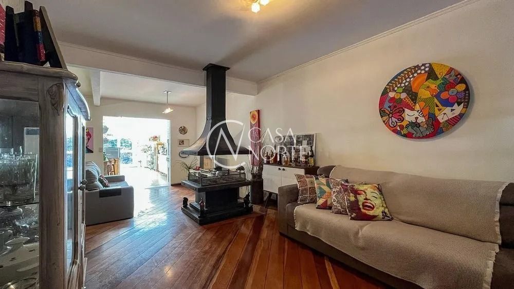 Casa à venda com 3 quartos, 176m², 1 suíte, 4 vagas, Rua José Kanan Aranha no bairro Jardim Isabel em Porto Alegre