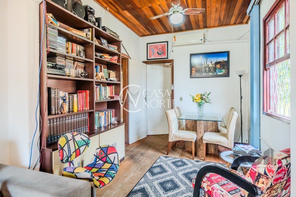 Casa à venda com 2 quartos, 130m², 4 vagas, Rua Cangussu no bairro Nonoai em Porto Alegre