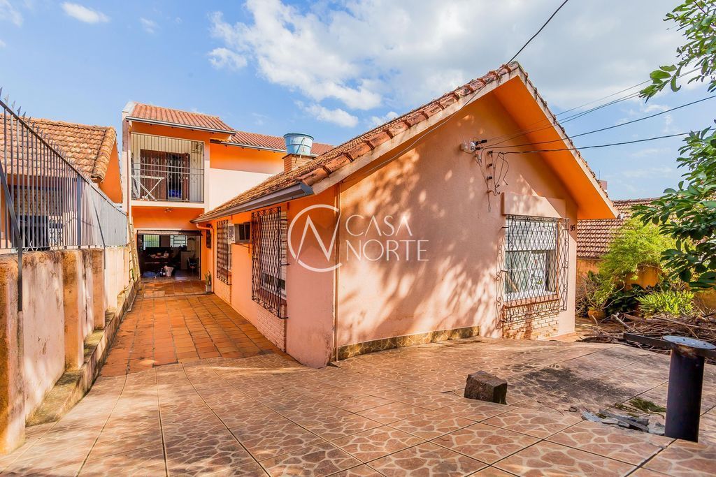 Casa à venda com 6 quartos, 256m², 1 suíte, 4 vagas, Rua Professor Abílio Azambuja no bairro Jardim do Salso em Porto Alegre