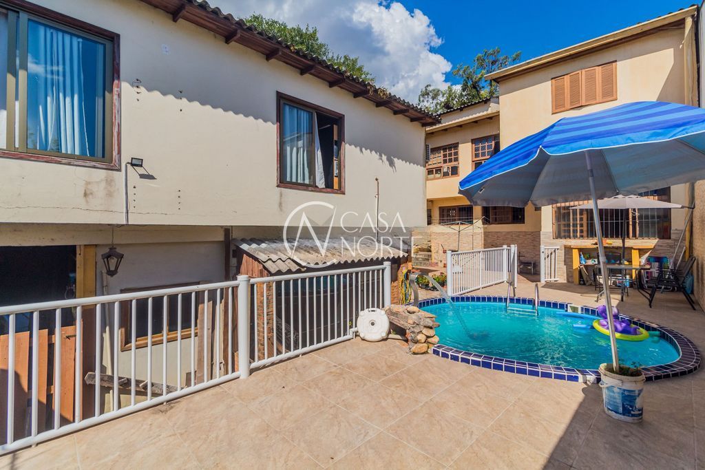 Casa à venda com 4 quartos, 193m², 1 suíte, 3 vagas, Rua Xavier da Cunha no bairro Nonoai em Porto Alegre