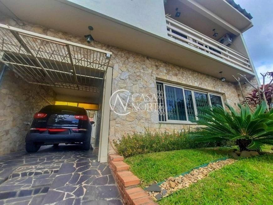 Casa à venda com 3 quartos, 250m², 2 suítes, 3 vagas, Rua Ibiruba no bairro Cavalhada em Porto Alegre