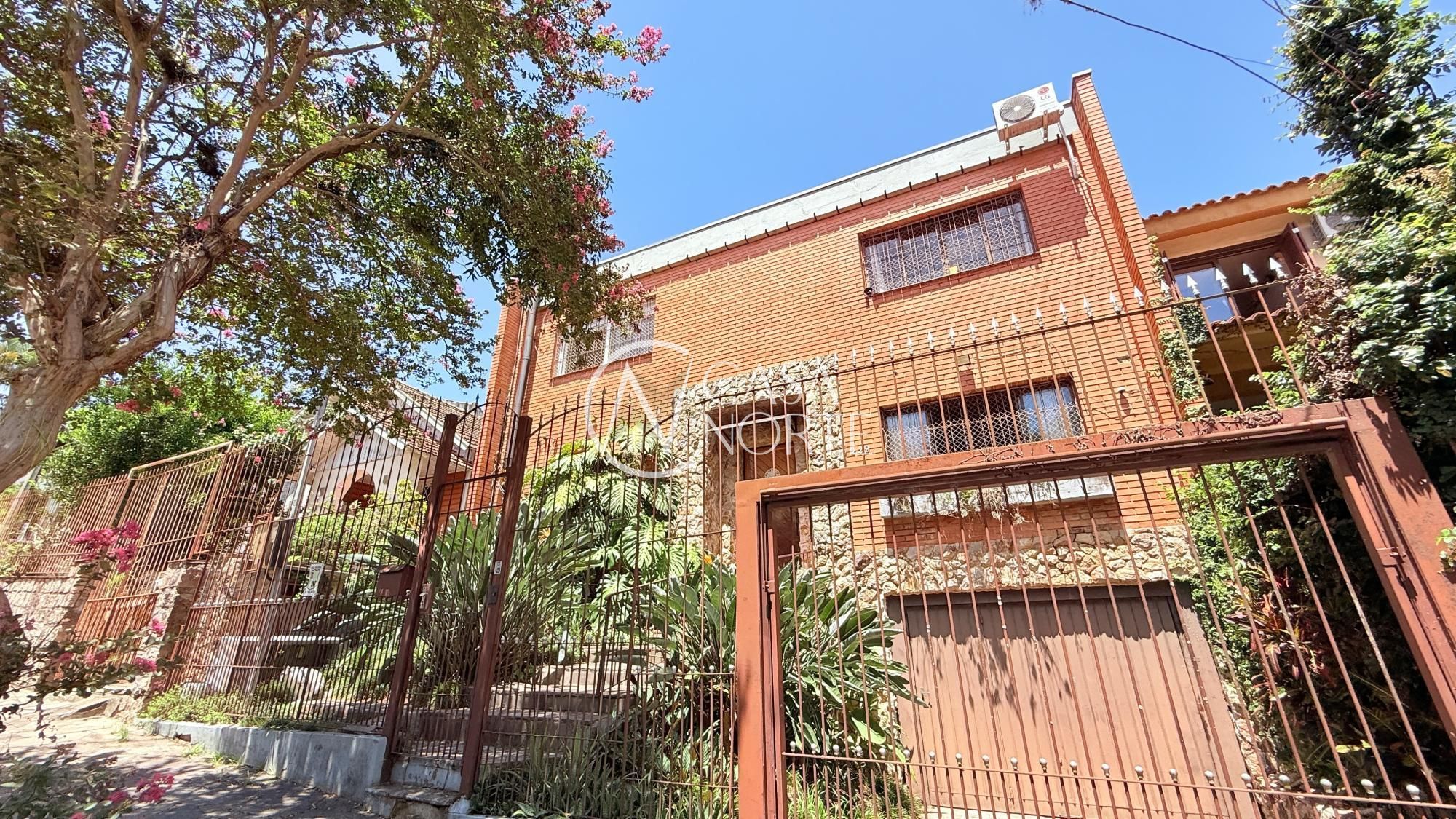 Casa à venda com 4 quartos, 320m², 2 suítes, 2 vagas, Rua Otávio Faria no bairro Teresópolis em Porto Alegre