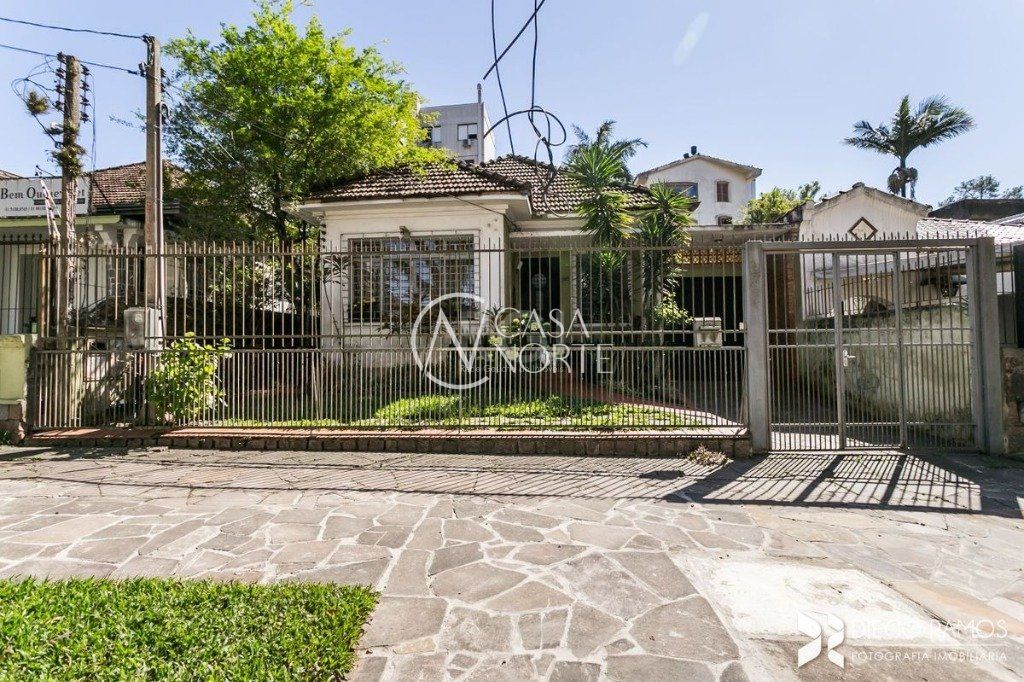 Casa à venda com 3 quartos, 198m², 1 suíte, 4 vagas, Rua Saica no bairro Petrópolis em Porto Alegre