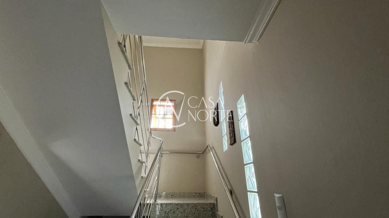 Casa à venda com 4 quartos, 215m², 1 suíte, 4 vagas, Rua Doutor Voltaire Pires no bairro Santo Antônio em Porto Alegre