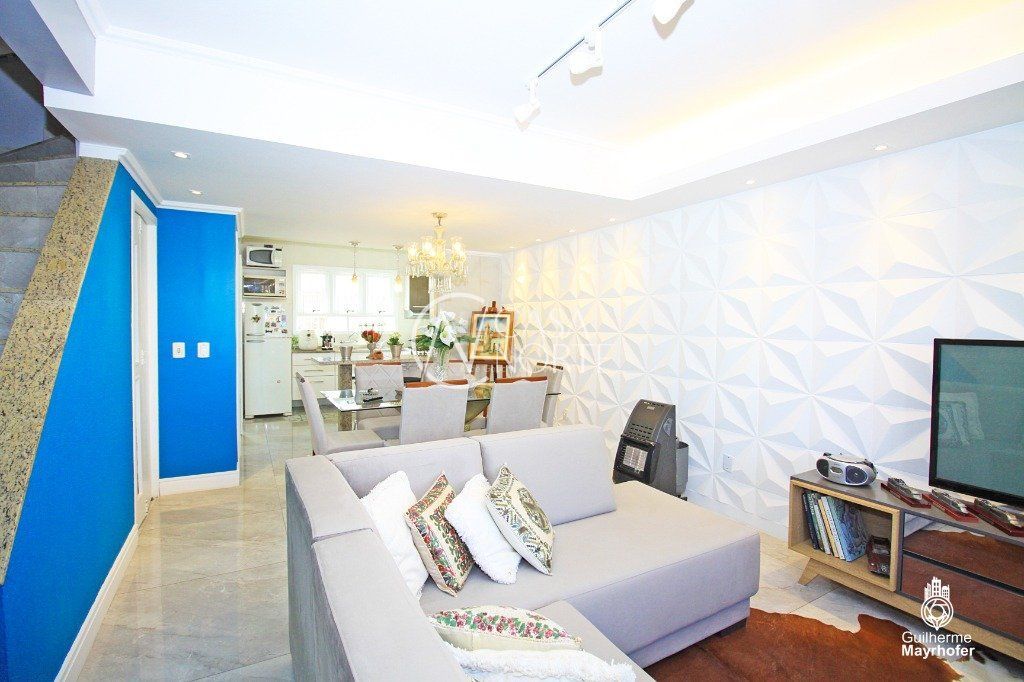 Casa de Condomínio à venda com 4 quartos, 146m², 1 suíte, 2 vagas, Rua Antônio Delapieve no bairro Mário Quintana em Porto Alegre