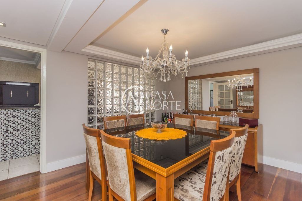 Casa à venda com 4 quartos, 230m², 2 suítes, 3 vagas, Travessa Kuluene no bairro Coronel Aparício Borges em Porto Alegre