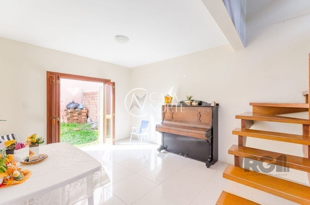 Casa de Condomínio à venda com 3 quartos, 166m², 1 suíte, 2 vagas, Rua Ponciano Pacheco da Silveira no bairro Guarujá em Porto Alegre