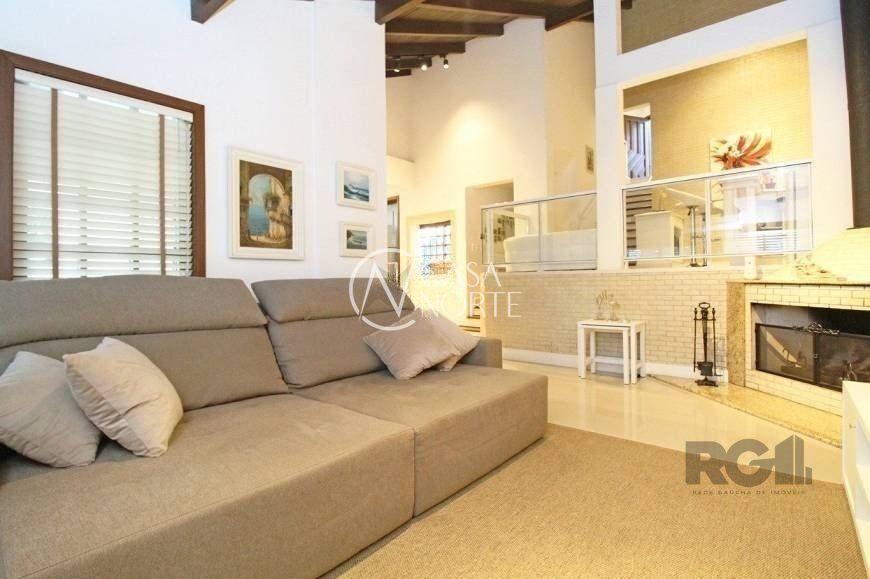 Casa à venda com 3 quartos, 245m², 1 suíte, 4 vagas, Rua Doutor Egydio Michaelsen no bairro Cavalhada em Porto Alegre